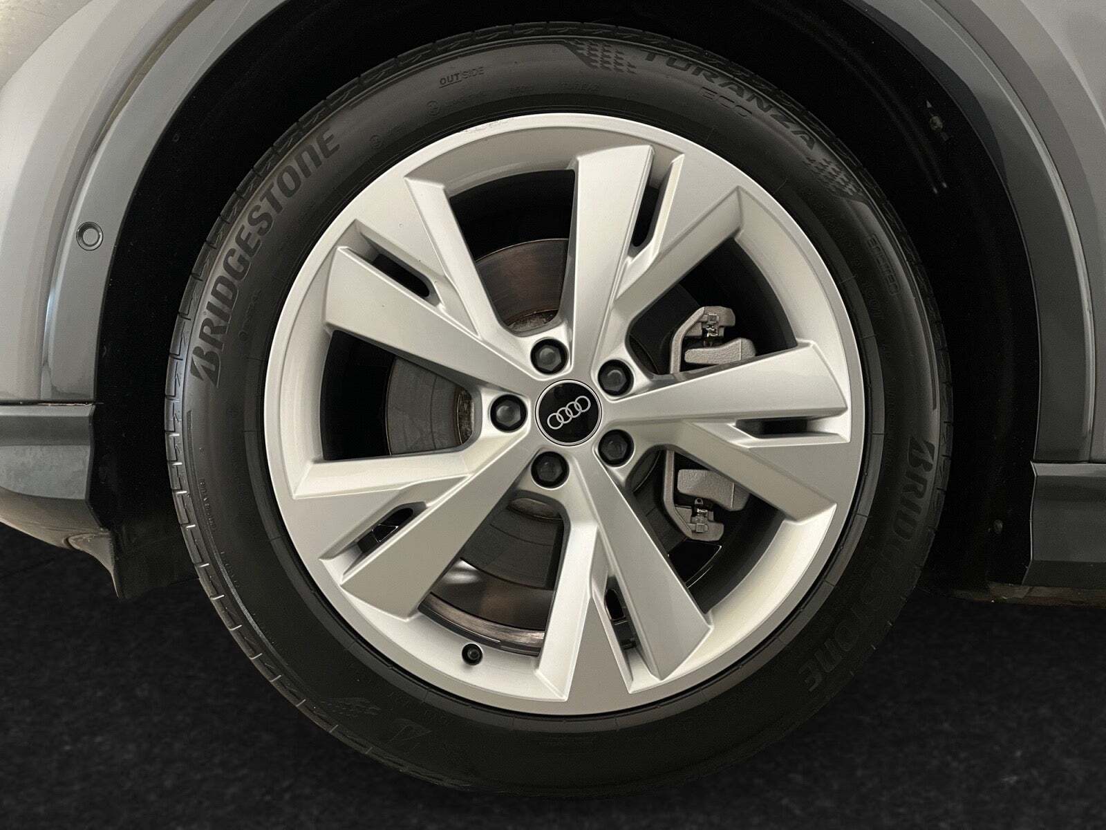 Grå Audi Q4 e-tron fra 2023