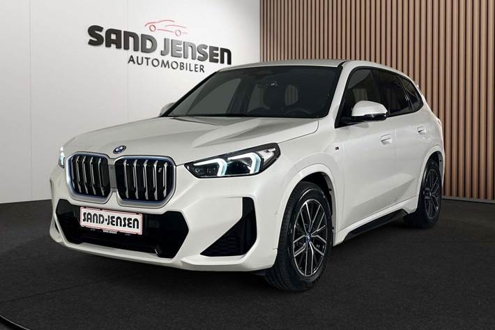 Hvid BMW iX1 fra 2024 set udefra