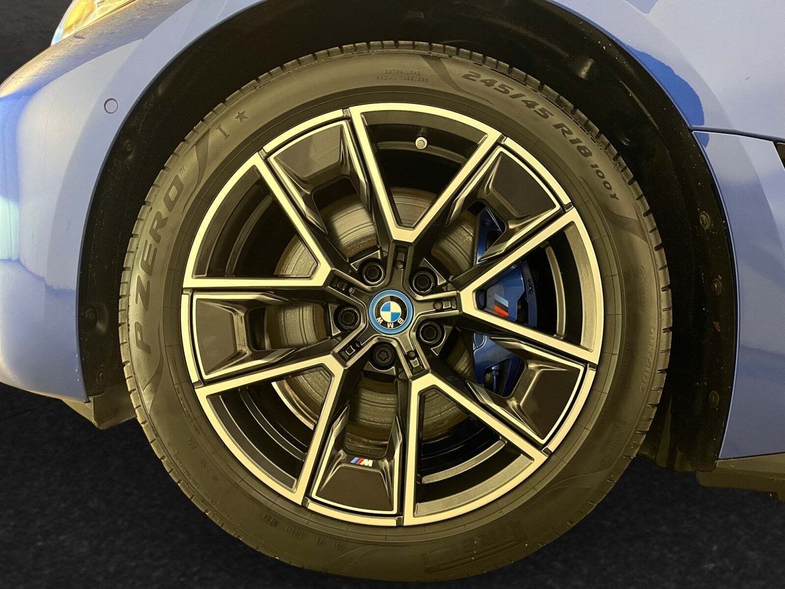 Blå BMW i4 fra 2024