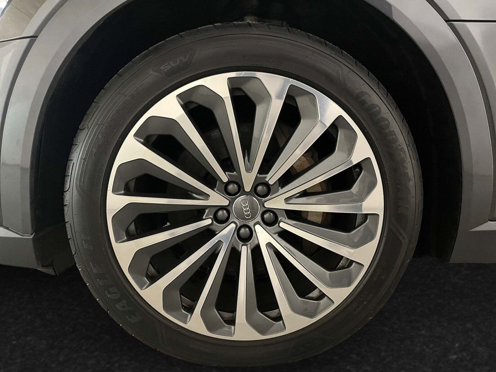 Grå Audi e-tron fra 2022