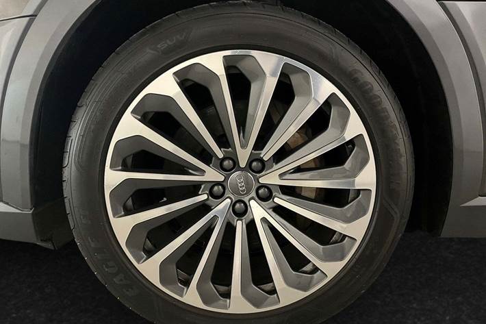 Grå Audi e-tron fra 2022