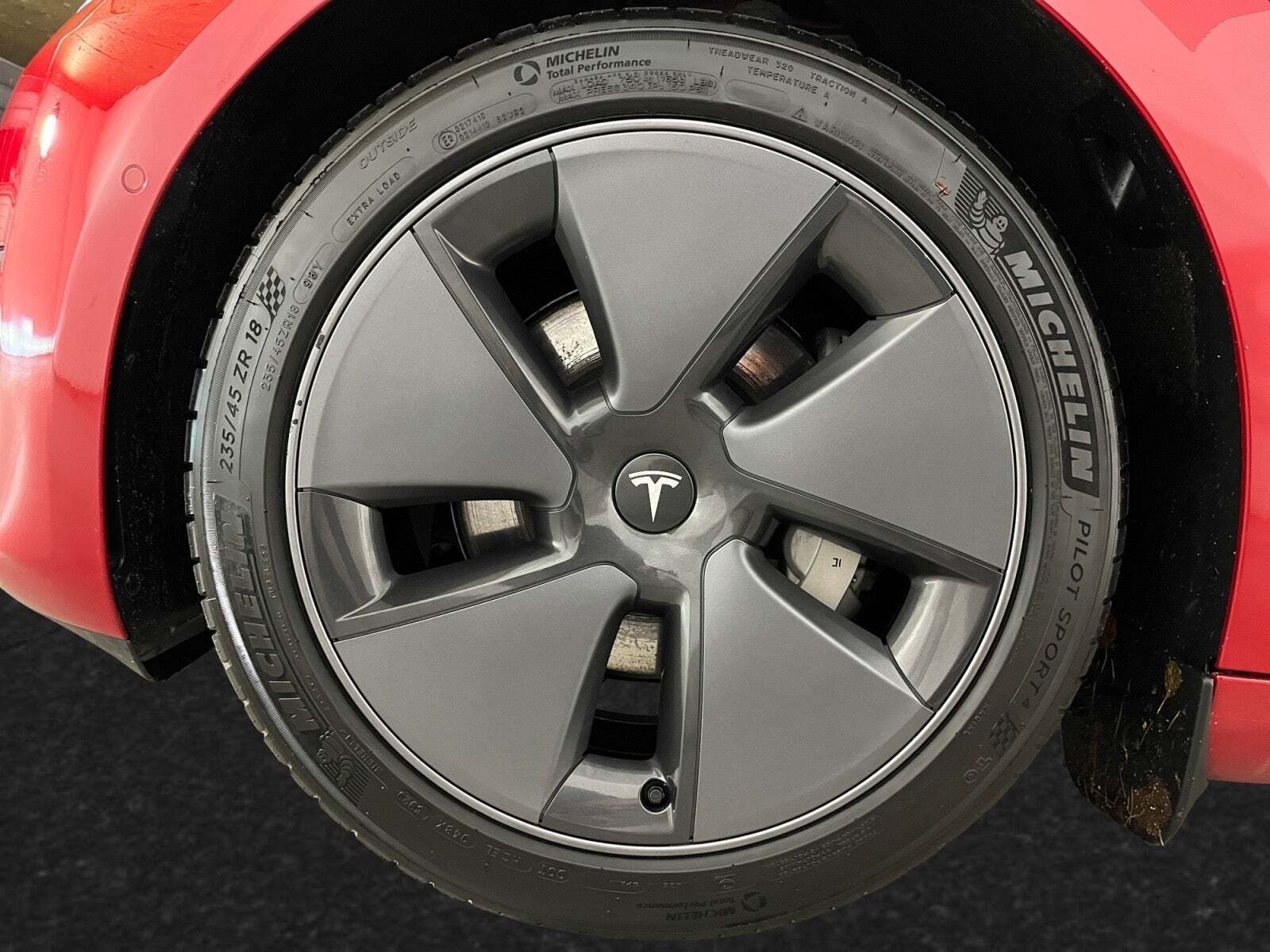 Rød Tesla Model 3 fra 2021