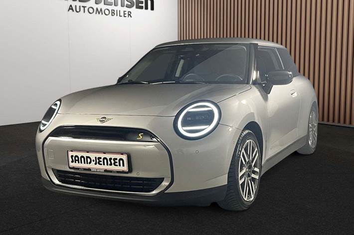Grå Mini Cooper SE fra 2025 set udefra