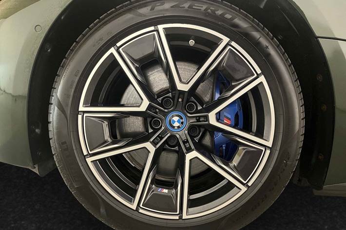 Grøn BMW i4 fra 2024