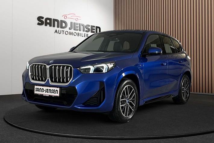 Blå BMW iX1 fra 2023 set udefra