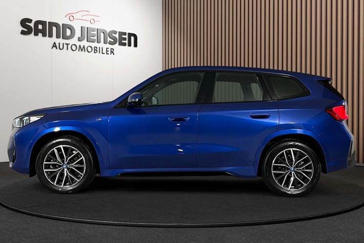 Blå BMW iX1 fra 2023