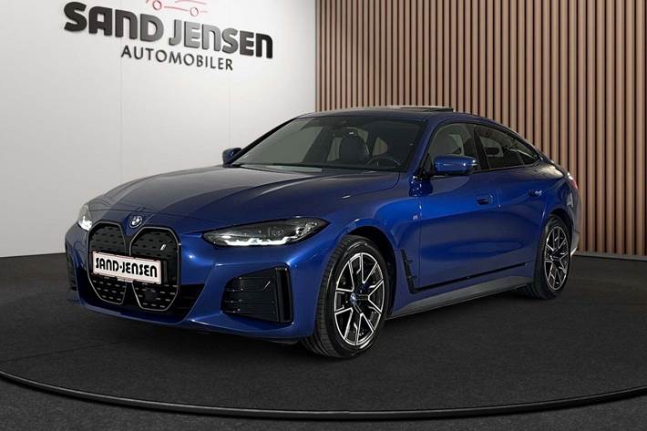 Blå BMW i4 fra 2024 set udefra