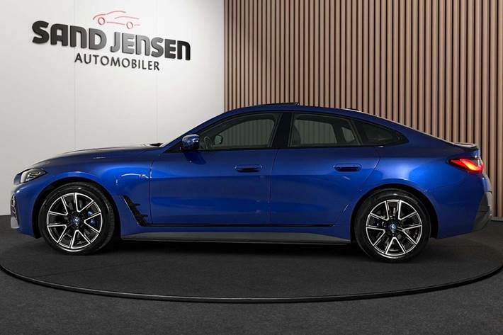Blå BMW i4 fra 2024