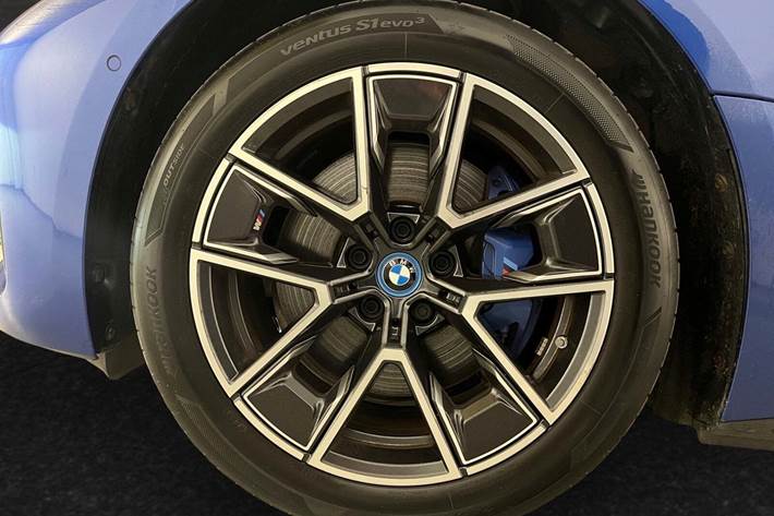 Blå BMW i4 fra 2024