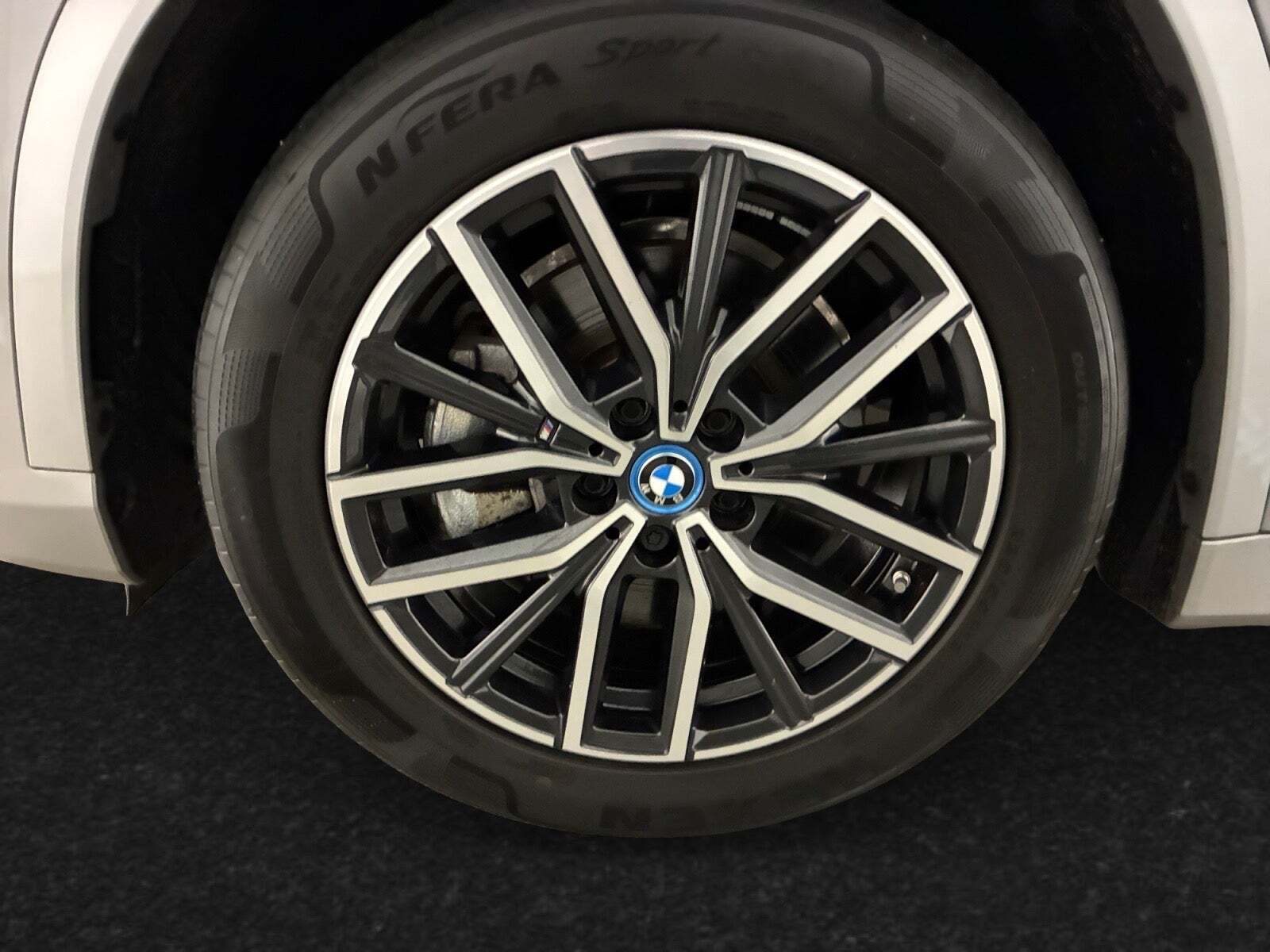 Grå BMW iX2 fra 2025