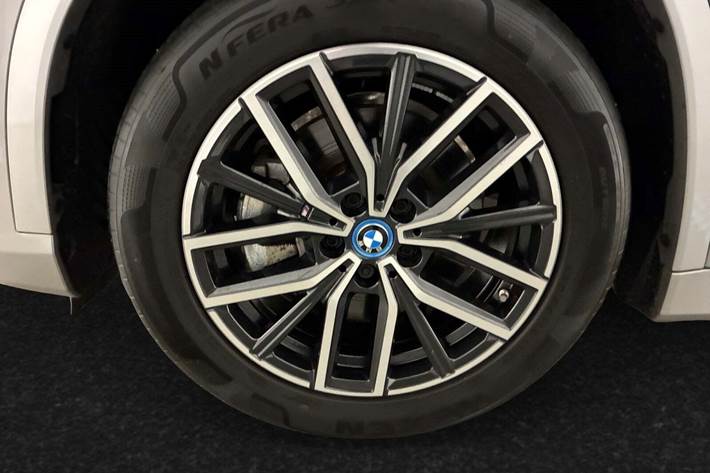 Grå BMW iX2 fra 2025