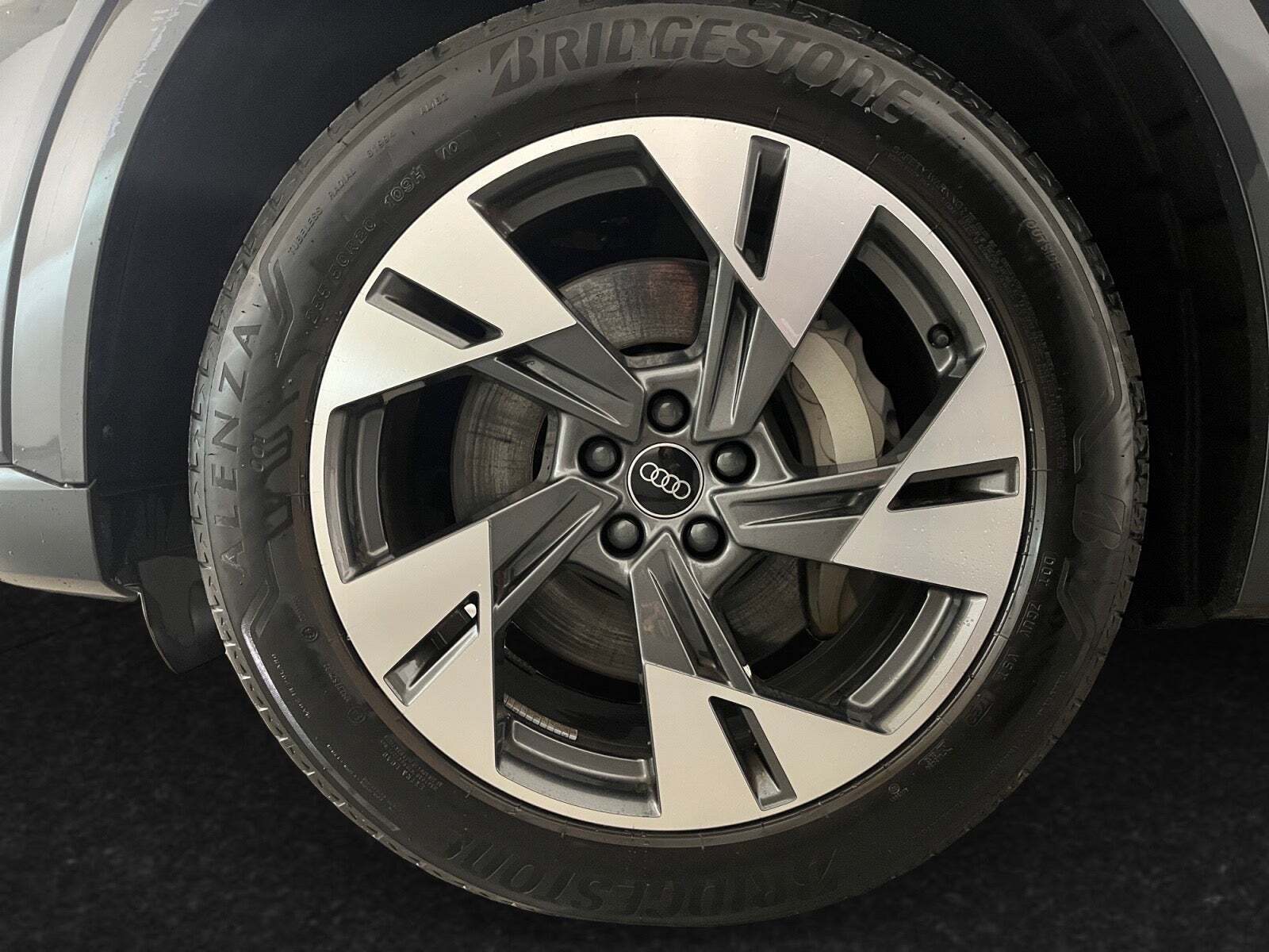 Grå Audi Q8 e-tron fra 2024