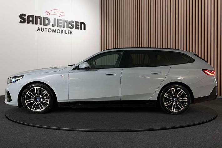 Grå BMW i5 fra 2025