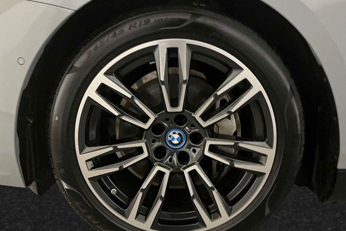 Grå BMW i5 fra 2025