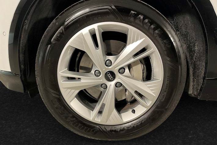 Hvid Audi Q6 e-tron fra 2025