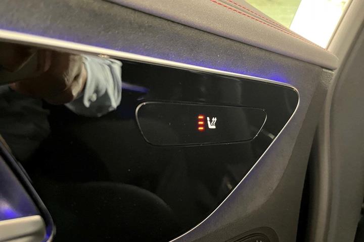 Sort Mercedes EQE350+ fra 2025