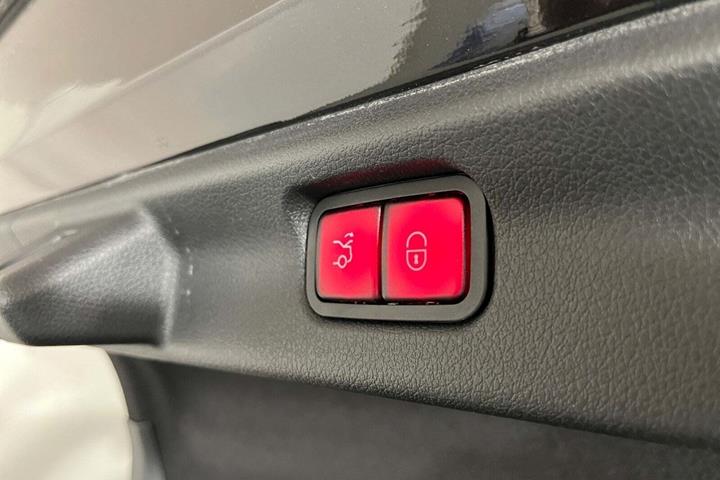 Sort Mercedes EQE350+ fra 2025