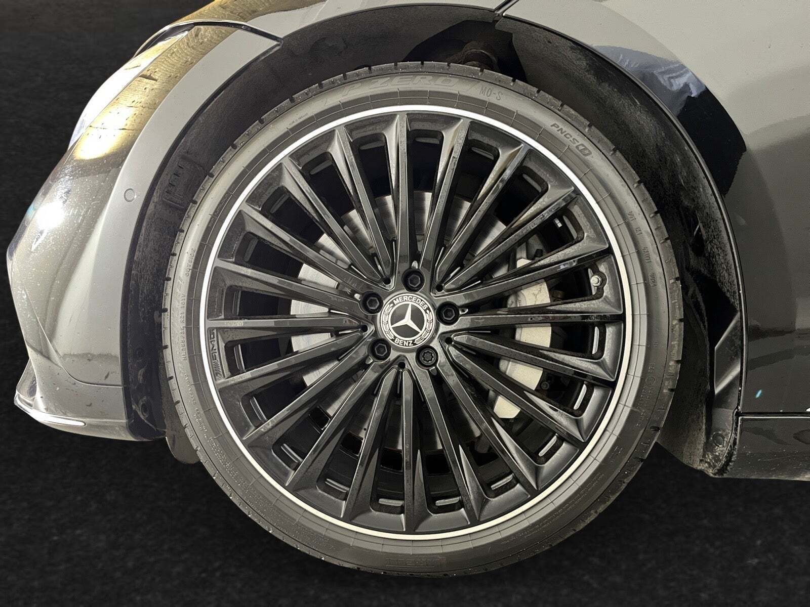 Sort Mercedes EQE350+ fra 2025