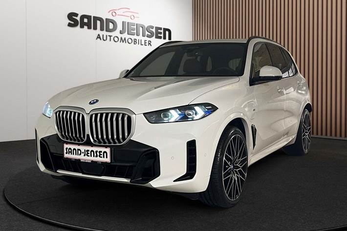 Hvid BMW X5 fra 2025 set udefra