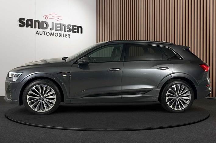 Grå Audi e-tron fra 2022