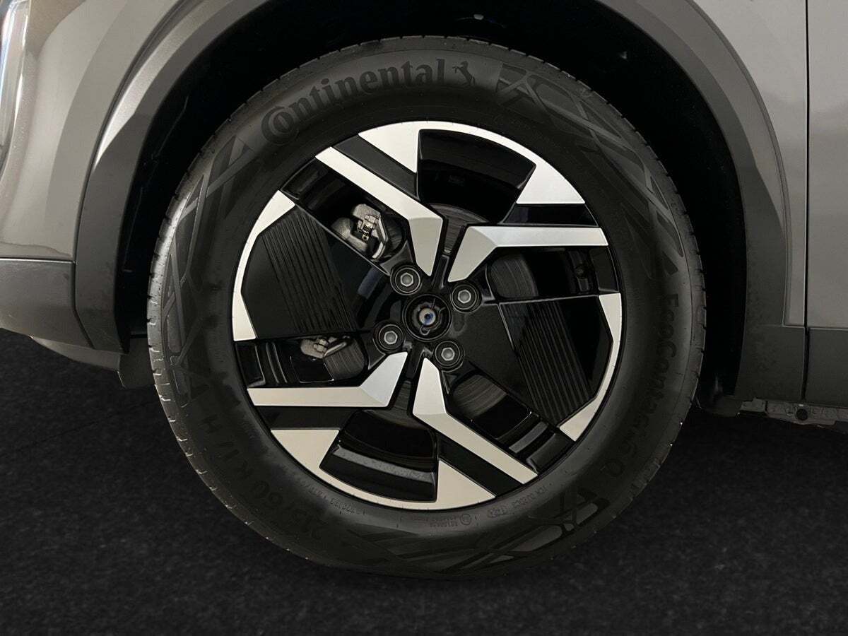 Grå Peugeot e-2008 fra 2024