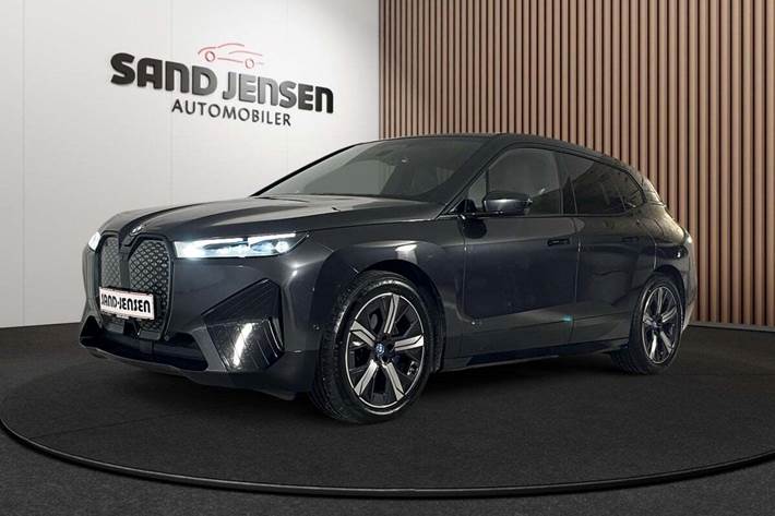 Grå BMW iX fra 2024 set udefra