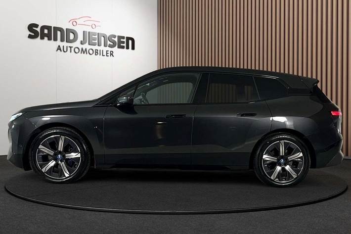 Grå BMW iX fra 2024