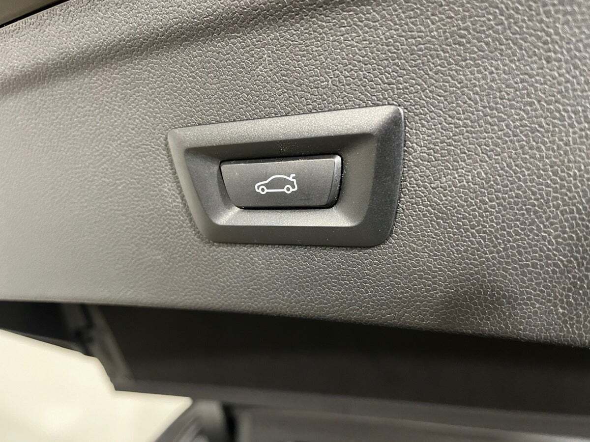 Grå BMW iX fra 2024