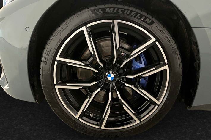 Grøn BMW i4 fra 2025