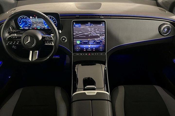 Sort Mercedes EQE350 SUV fra 2024