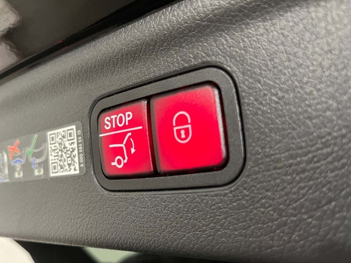 Sort Mercedes EQE350 SUV fra 2024