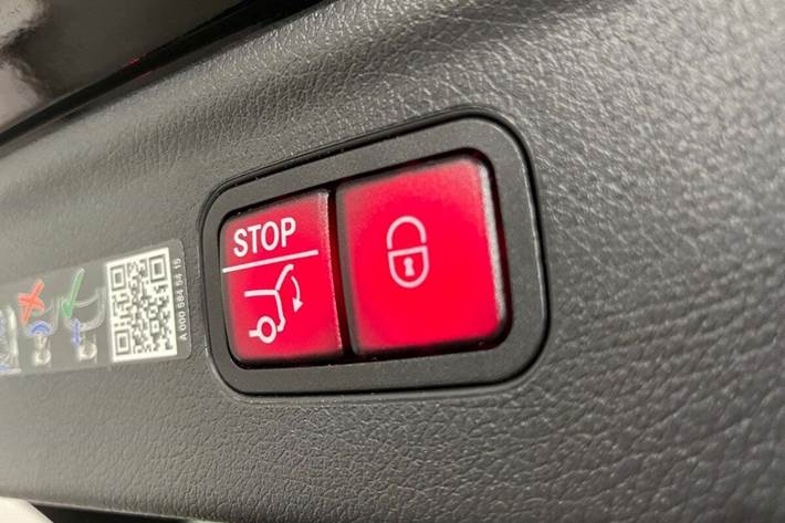 Sort Mercedes EQE350 SUV fra 2024