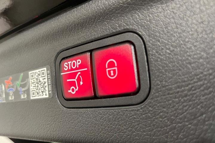 Sort Mercedes EQE350 SUV fra 2024