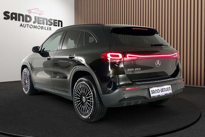 Sort Mercedes EQA250 fra 2024