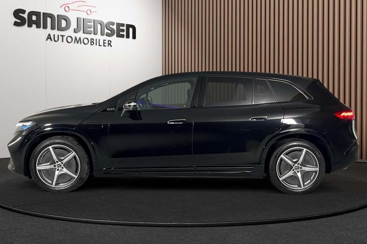Sort Mercedes EQS580 SUV fra 2024 set udefra