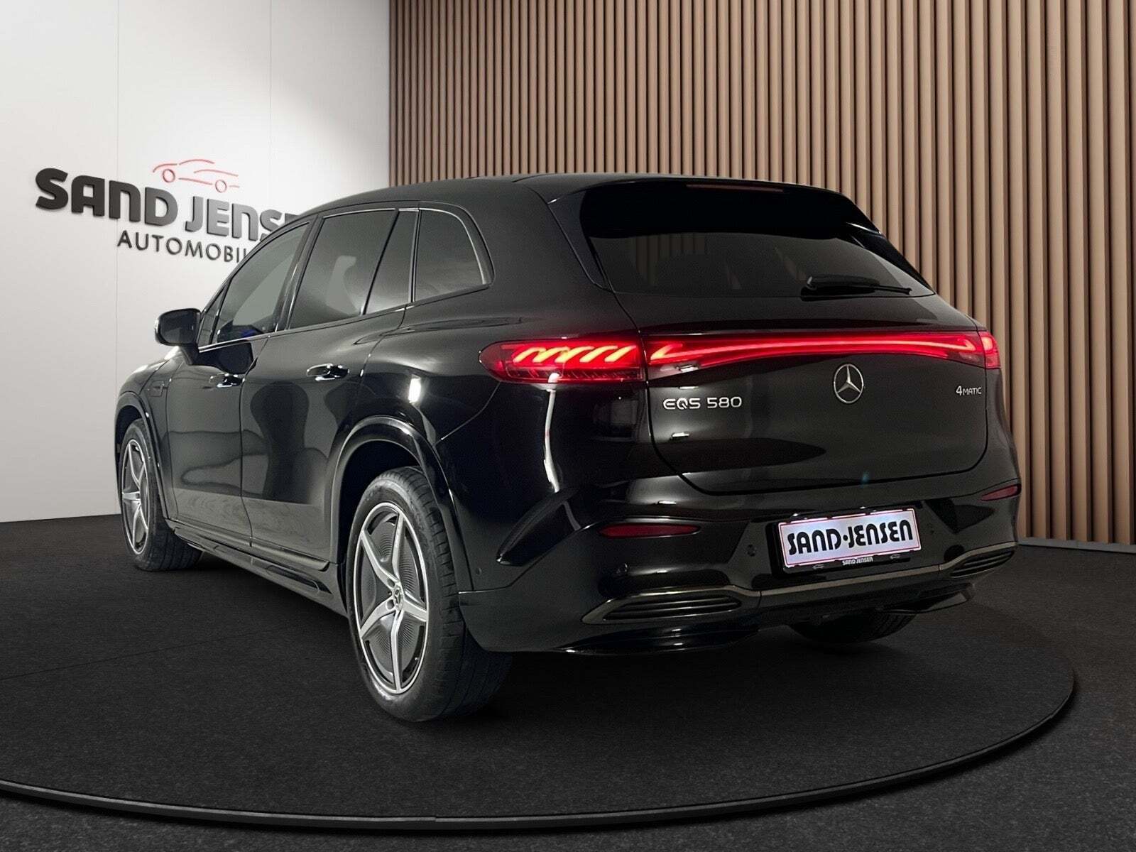 Sort Mercedes EQS580 SUV fra 2024 set udefra