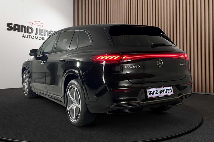 Sort Mercedes EQS580 SUV fra 2024 set udefra
