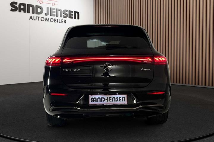 Sort Mercedes EQS580 SUV fra 2024 set udefra