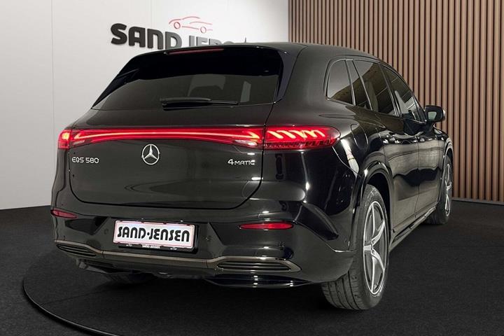 Sort Mercedes EQS580 SUV fra 2024 set udefra