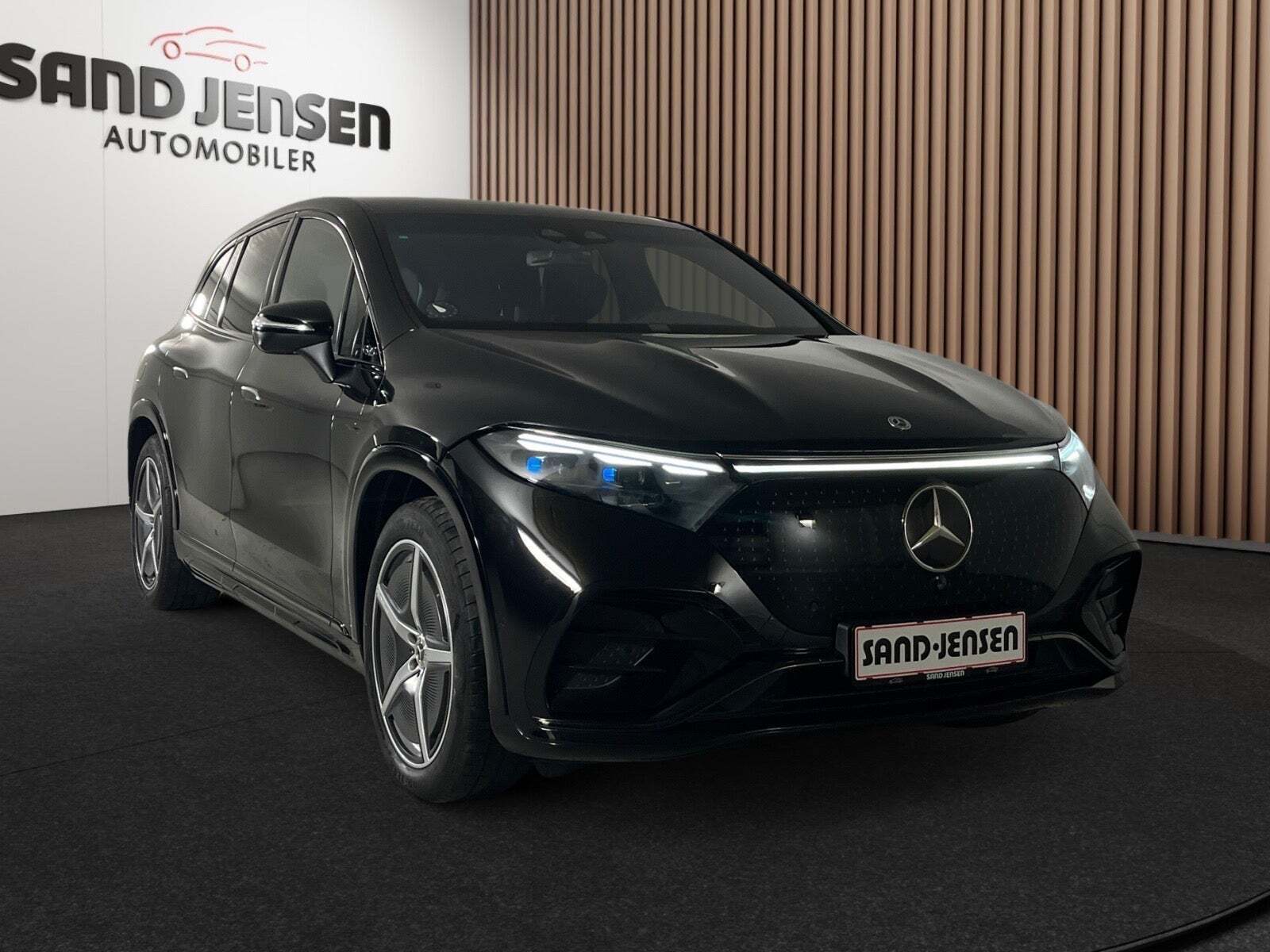 Sort Mercedes EQS580 SUV fra 2024 set udefra