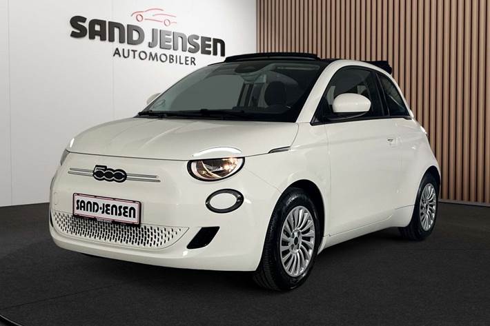 Hvid Fiat 500e fra 2023 set udefra