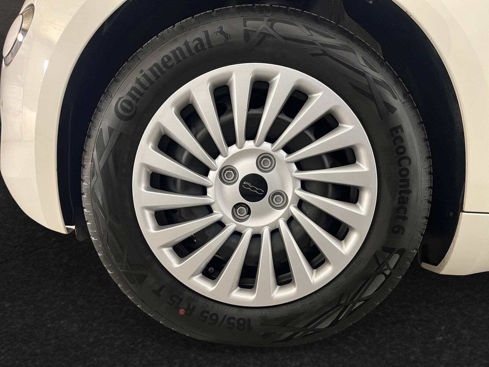 Hvid Fiat 500e fra 2023