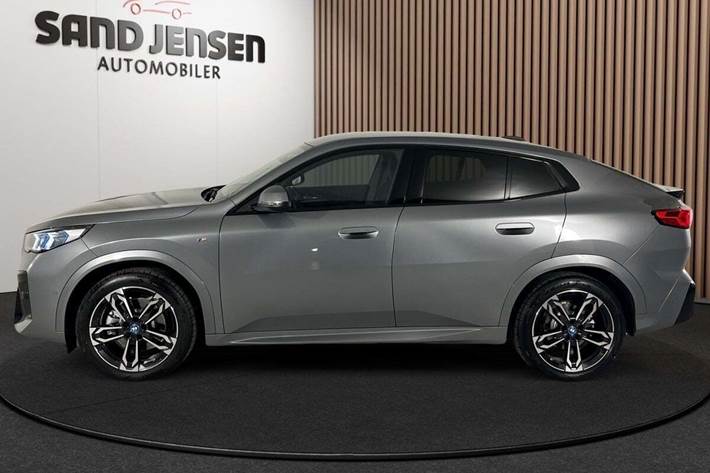 Grå BMW iX2 fra 2025