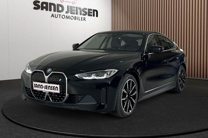 Sort BMW i4 fra 2024 set udefra