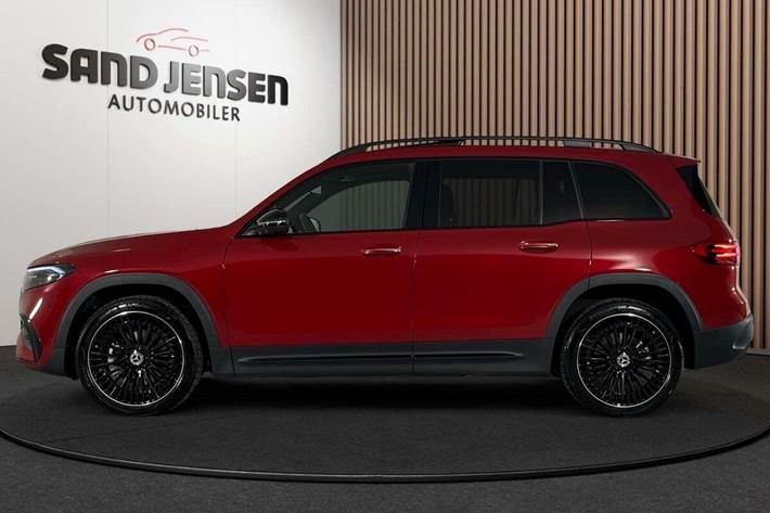 Rød Mercedes EQB300 fra 2024