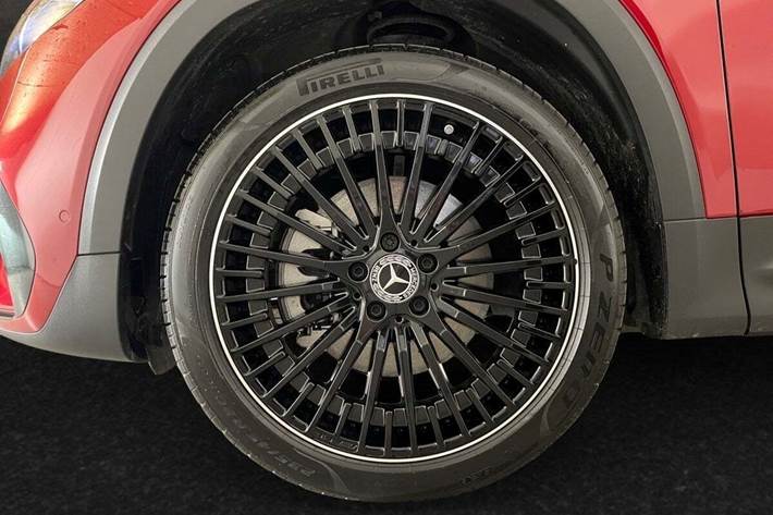 Rød Mercedes EQB300 fra 2024