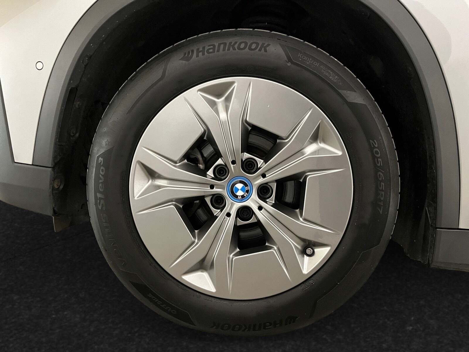 Sølv BMW iX1 fra 2023