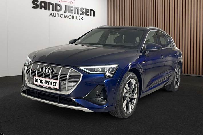 Blå Audi e-tron fra 2022 set udefra