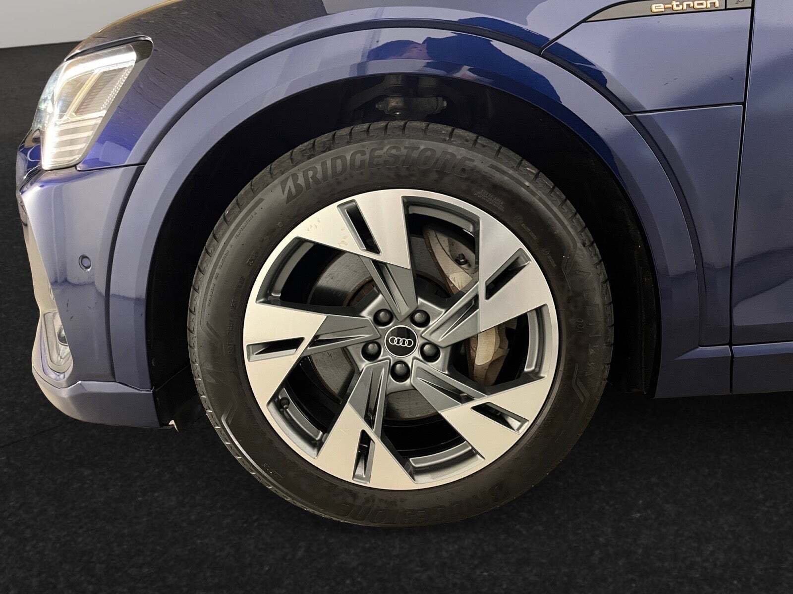 Blå Audi e-tron fra 2022