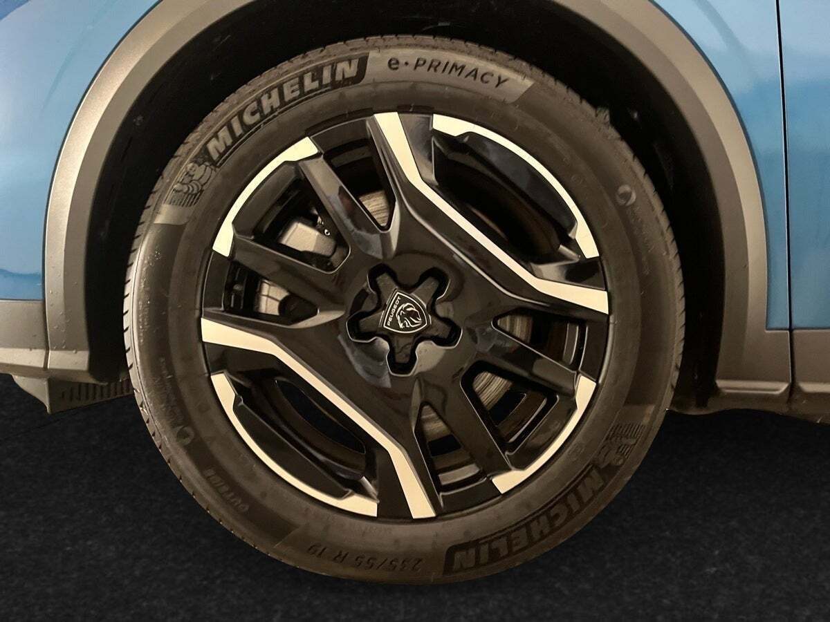 Blå Peugeot e-3008 fra 2024